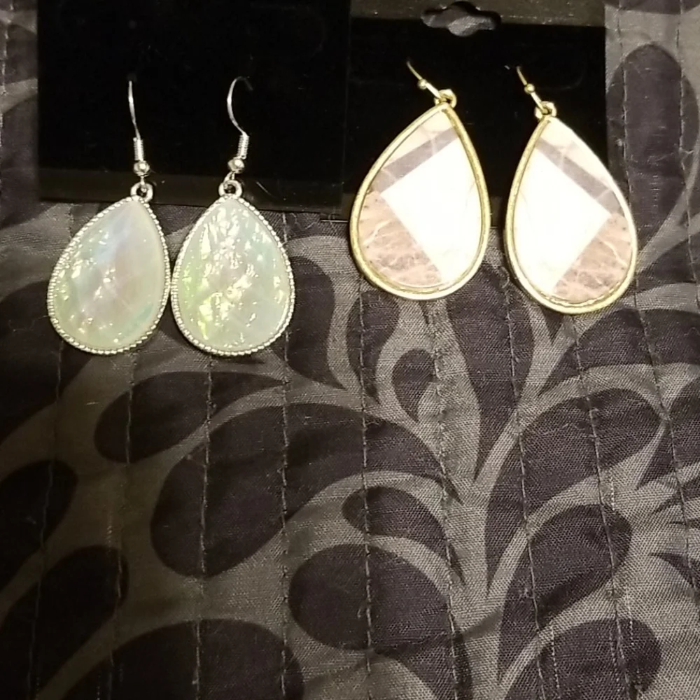 2 pairs‎ of earrings